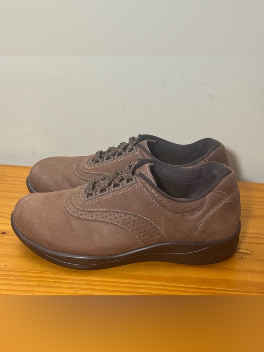 SAS Walk Easy Lace Up Walking Shies Chocolate Brown Nubuck Womans 8 W Wide $209
